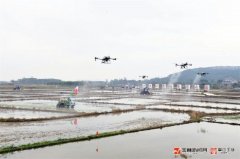 <b>天上飞着无人机 地里跑着无人农机</b>